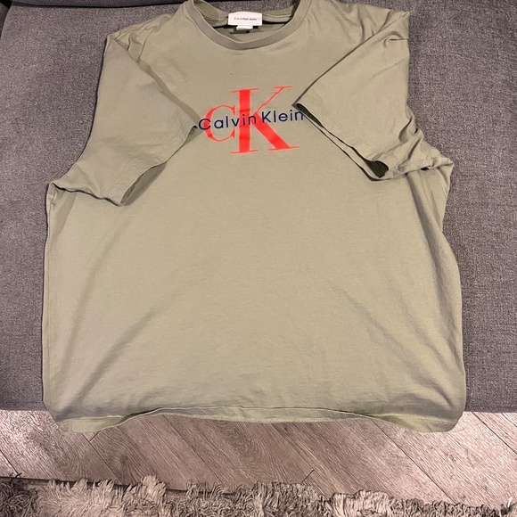 Calvin Klein Jeans Modern Fit T-Shirt. Medium - Picture 2 of 6